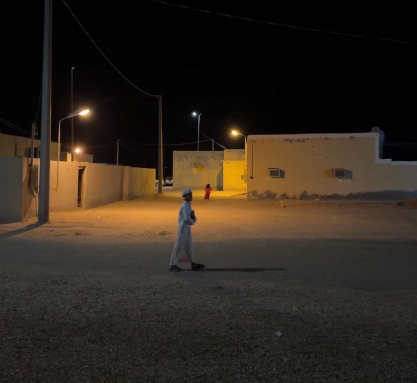 يجرّ  الليل بشته … فوق شارعنا
ويمسح دمعة الاشواق لا انساقت

وحارتنا … ليال الانس  .. تاسعنا
وسيعة ، بس لا قلّ العرب ضاقت