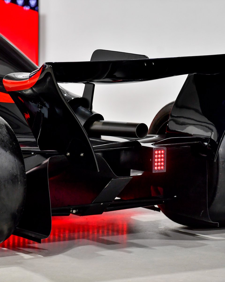 ntroducing the Vesaro V100 Ultima - the pinnacle of immersive Formula Racing Simulation.

Taking our iconic Vesaro V100 Classic, we evolved every element to reflect modern day formula motorsport racing and simulation technology.

The hand-made fibreglass monocoque chassis forms