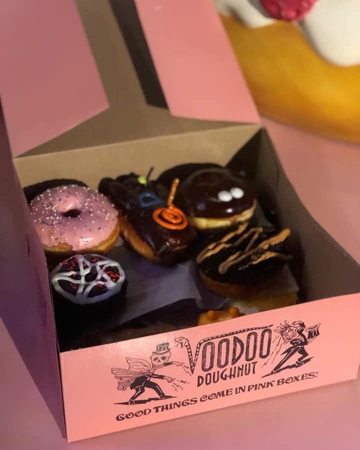 AprilFglt's tweet photo. These may look too beautiful to eat, but you won't be able to resist....VooDoo Doughnut at Universal CityWalk Orlando is a must on your next trip!
Drop a comment with your favorite doughnut flavor https://t.co/x5iBaoIWU1