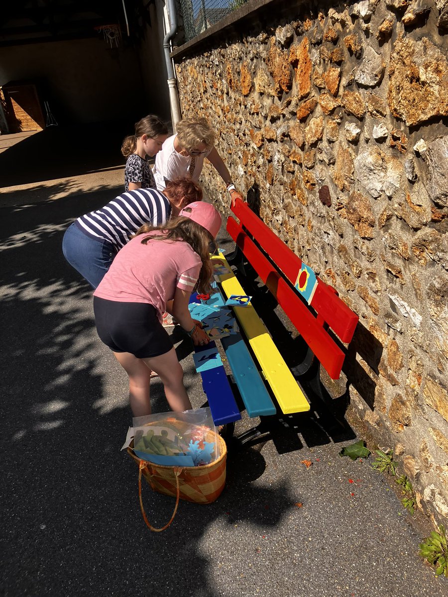 putavy's tweet photo. Aujourd’hui décoration du banc de l’amitié à l’école Jean Jacques Rousseau @VilleSucy par les élues au Conseil Municipal Des Jeunes. @mcciuntu @MaudPetit_AN94 @AcCreteil https://t.co/vCQQIABSDK