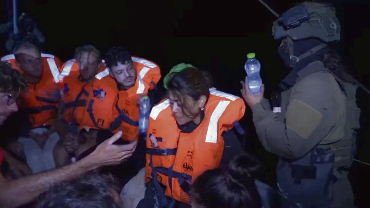 🚨 SCANDALE - Rima Hassan a été placée à l'isolement dans des conditions inhumaines à la prison de Neve Tirza après avoir écrit « Free Palestine » sur un mur de la prison de Givon.

Elle a été transférée dans une petite cellule sans fenêtre, dans des conditions extrêmement
