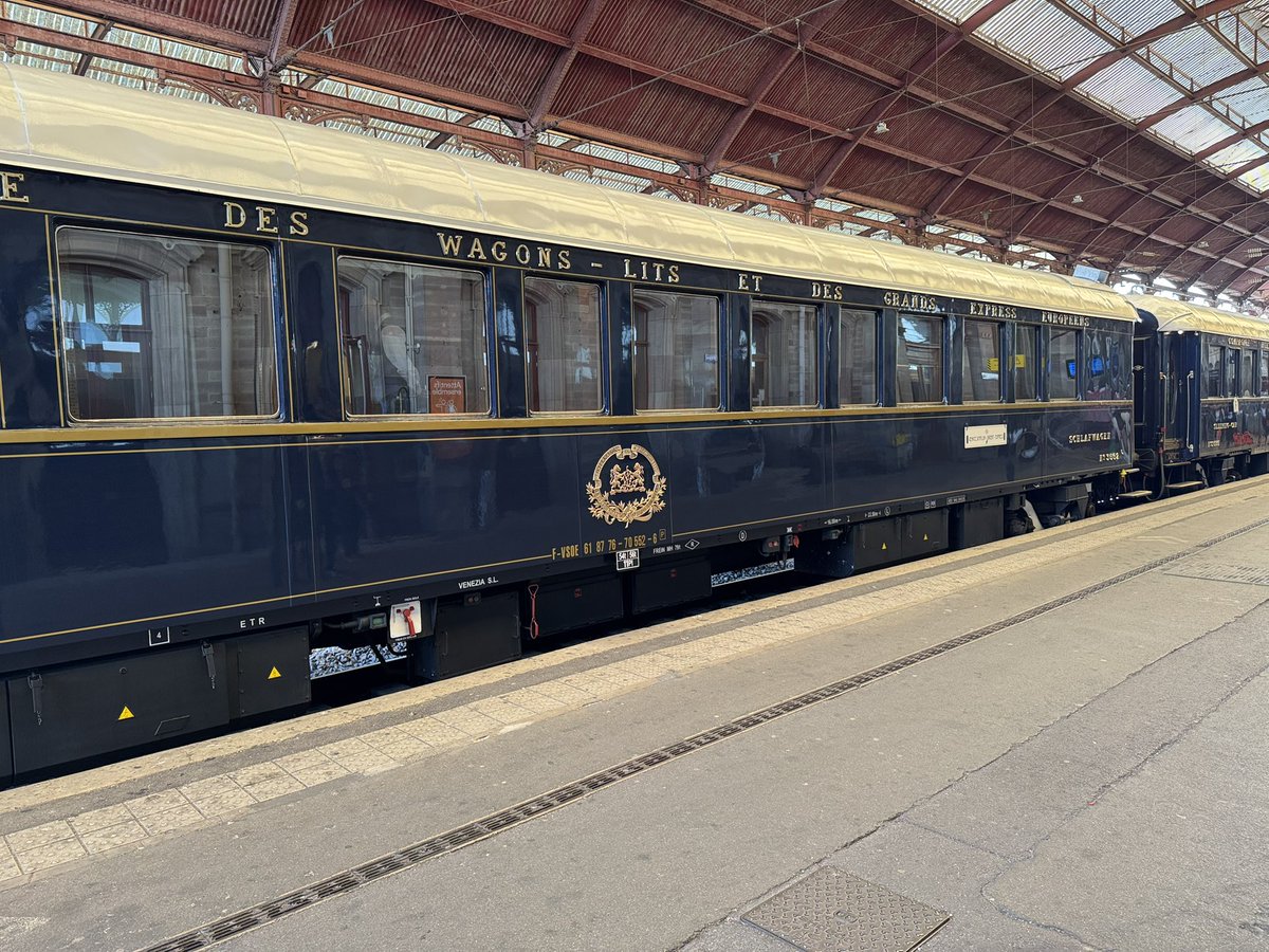 traintrain67's tweet photo. Exceptionnellement de passage à Strasbourg ce matin vers 8h30. Franchement il est superbe ! #VSOE https://t.co/6Ww7ScWA0j