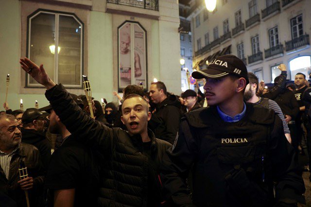 Depois de um grupo de nazis espancar um ator em Lisboa, Carlos Moedas fala em “extremismos à direita e à esquerda”. 

Esta falsa equivalência é um dos grandes normalizadores desta violência.

Que extremismo temos visto marchar com tochas e de mão estendida em Lisboa?