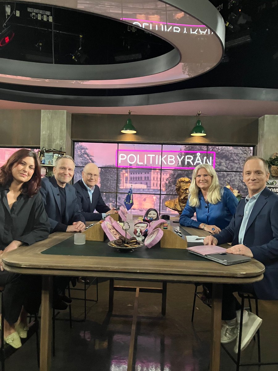 Säsongsavslutning med Politikbyrån. Då svarar vi på frågor från tittarna, men också från en del politiker. Finns på SVT Play och sänds ikväll kl 22 i SVT 2.