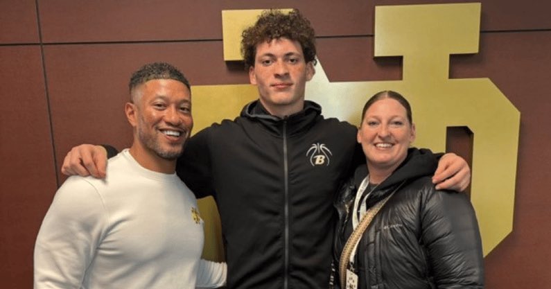 As former Notre Dame safety Tony Driver’s nephew, top-100 recruit Seneca Driver has a connection to the Irish 📝 

After Irish Invasion, his interest in Marcus Freeman’s goes beyond it ☘️🏈

“It feels like home.”

More from Seneca here: on3.com/teams/notre-da…