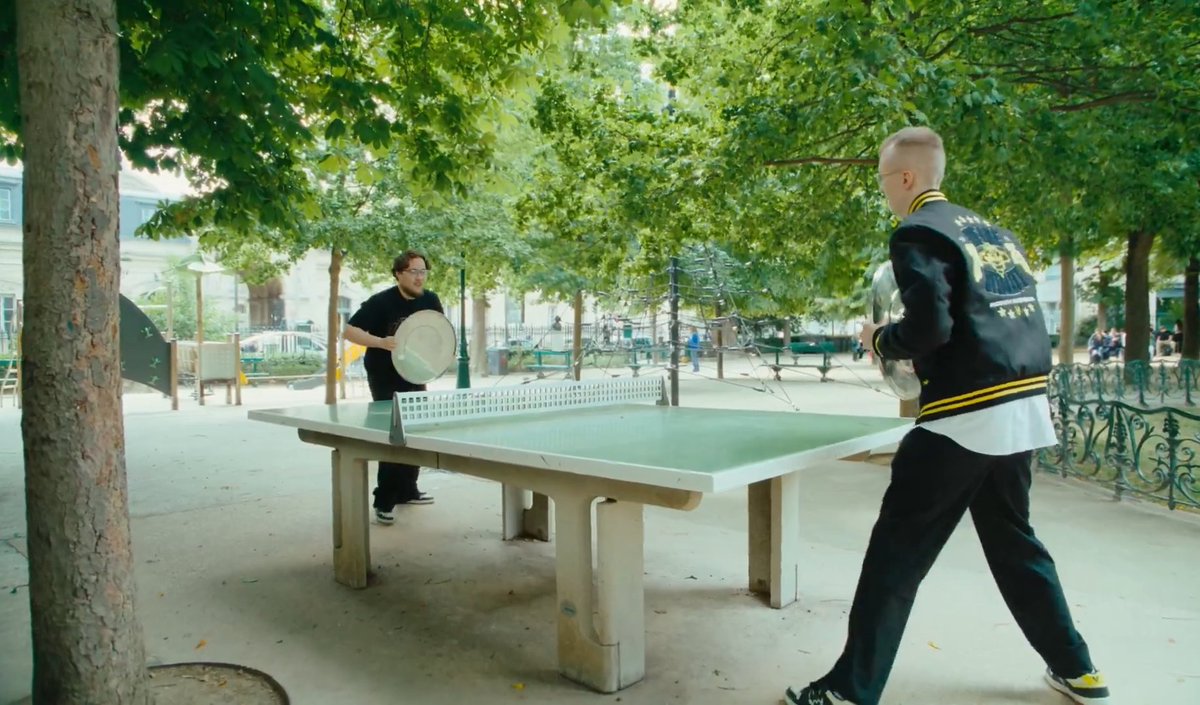 Le ping pong avec les trophées en guise de raquette, on a rarement vu plus insolent 😭