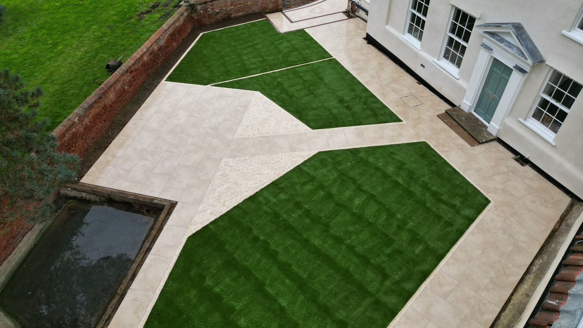 We’re absolutely buzzing over this stunning patio by Breckland paving and landscaping  🔥 

They have used our Ivory Cream Porcelain 900X600 and Sahara Beige 200x50x50 Setts to create a space perfect for hosting lively gatherings or enjoying tranquil moments in peace .✨ ✌️