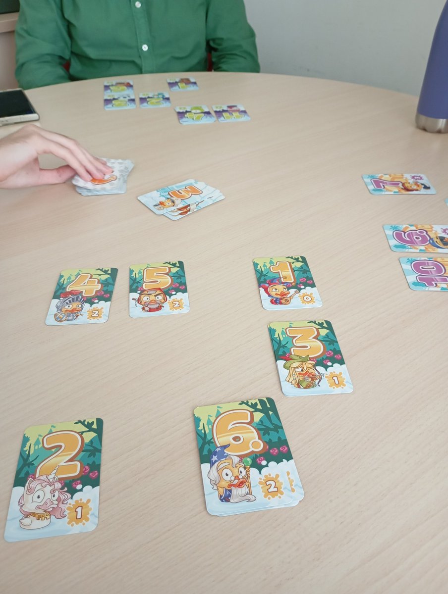 Ce midi pendant la pause, nous avons joué à "Duck &amp; Cover" + "Strange World ...(exemplaire du jeune collègue, pas de photo)".

Il y avait : 
🟠 Le jeune collègue 
🔵 Le Data Analyst
🟢 L'alternant
🔴 Moi

#jds #j2 #boardgames #juegosdemesa #jeuxdesociete

↘️