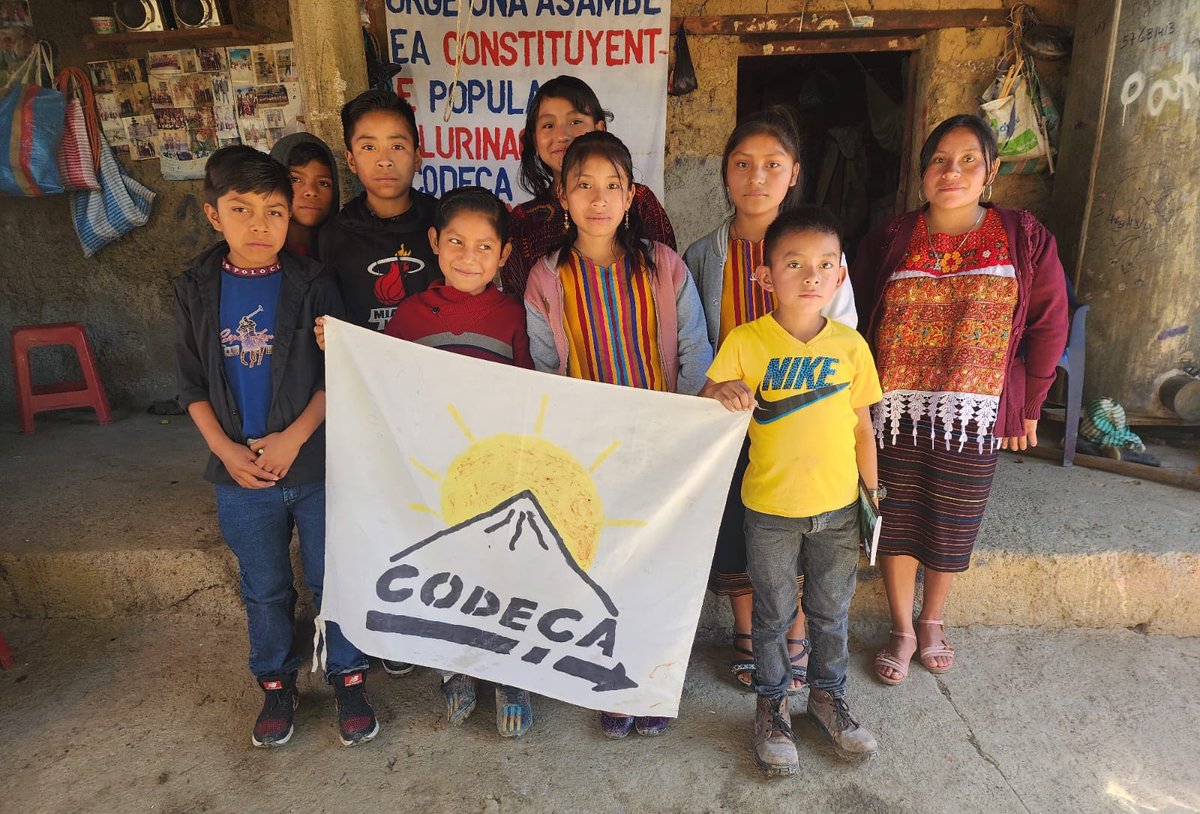 ✊🏾🌋 La esperanza camina cuando las infancias y juventudes se organizan, el futuro deja de ser promesa y se vuelve acción. 

Son ellas y ellos quienes, con alegría, dignidad y valentía, están abriendo camino hacia un Estado Plurinacional en Guatemala, donde todos los pueblos