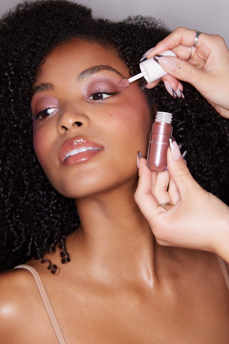 rembeauty's tweet photo. swipe on one-stroke color with starlet’s fluffy, tapered teardrop applicator to deposit long-wearing, waterproof pigment ♡

jade is wearing the shade “glitch” https://t.co/pvrXtPEYff