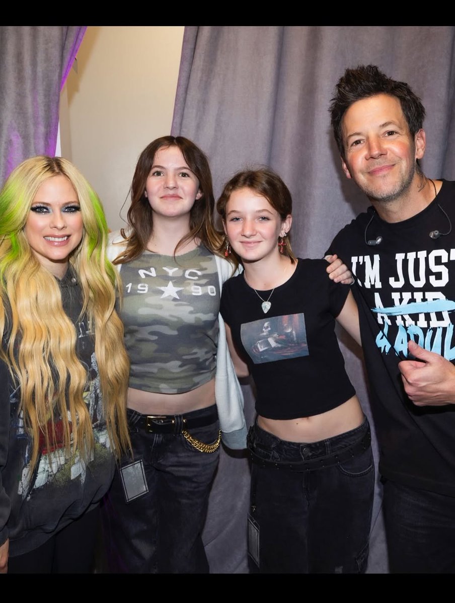 📸 | Tia Avril Lavigne! 😍

Pierre acabou de compartilhar em seu Instagram esta foto com a loirinha e suas filhas! ❤️

(ps: a Lennon e a Soren estão enormes 🤯)