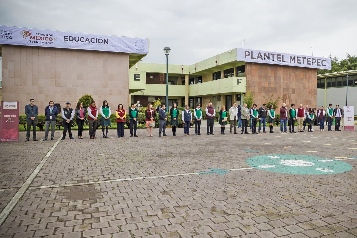 SeducEdoMex's tweet photo. ⚒️ Hoy entregamos espacios renovados, pero lo más valioso siempre serás tú.

✨ En el @CecytemMetepec, el Secretario Miguel Ángel Hernández Espejel hizo entrega de la rehabilitación de los edificios “C”, “D” y “G”. 

📚 Queremos verte en las aulas. 

💚 #ElPoderDeLaEducación https://t.co/hPwUF8mrUO