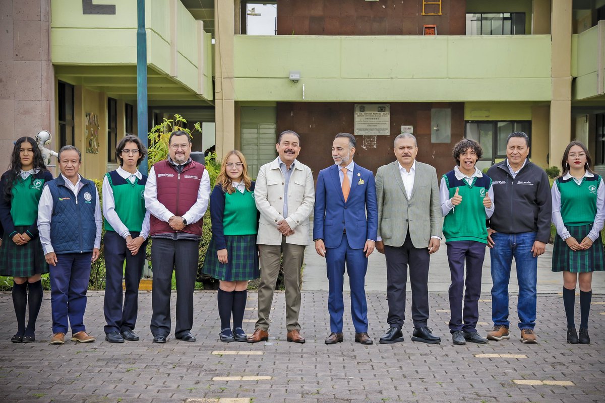 SeducEdoMex's tweet photo. ⚒️ Hoy entregamos espacios renovados, pero lo más valioso siempre serás tú.

✨ En el @CecytemMetepec, el Secretario Miguel Ángel Hernández Espejel hizo entrega de la rehabilitación de los edificios “C”, “D” y “G”. 

📚 Queremos verte en las aulas. 

💚 #ElPoderDeLaEducación https://t.co/hPwUF8mrUO