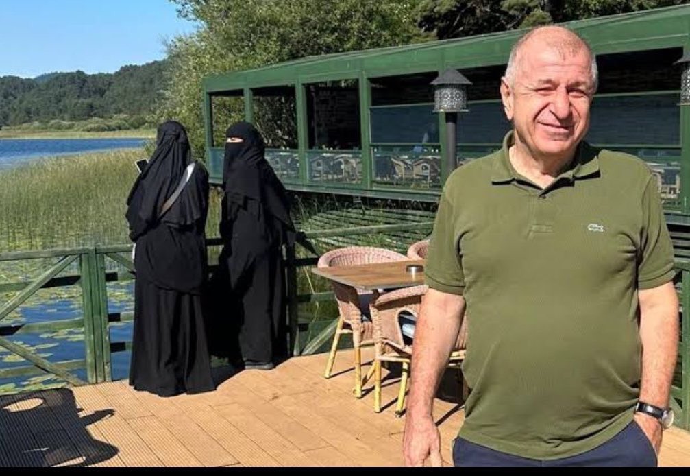 Kadere bak.

Tesettürlü kadınları aşağılamak amacıyla gülerek fotoğraf çeken Ümit Özdağ’ı tesettürlü hakime yargılattı.