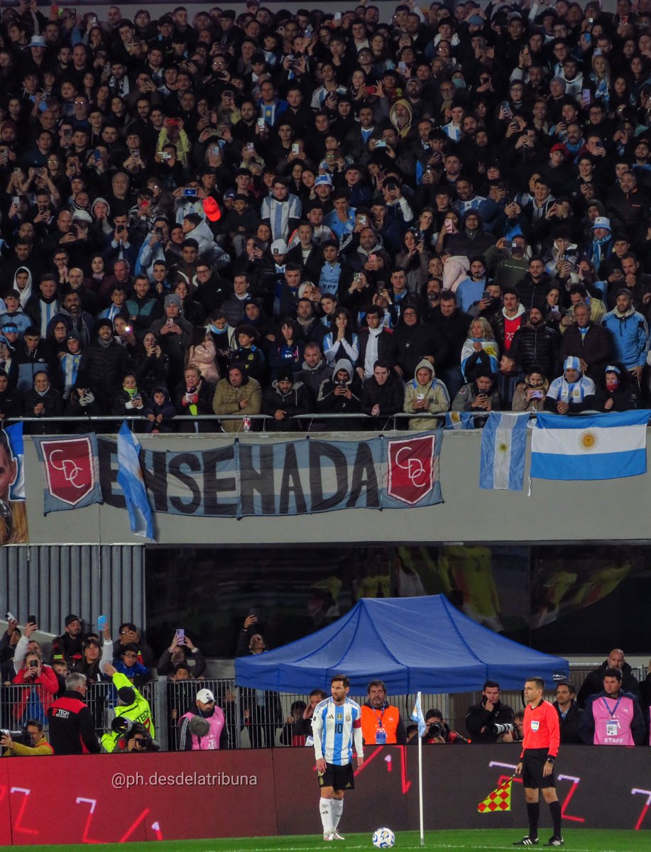 Si ayer fuiste a la cancha a ver Argentina Colombia y estuviste en la Centenario Baja del corner izquierdo. Te saque una foto con Messi...