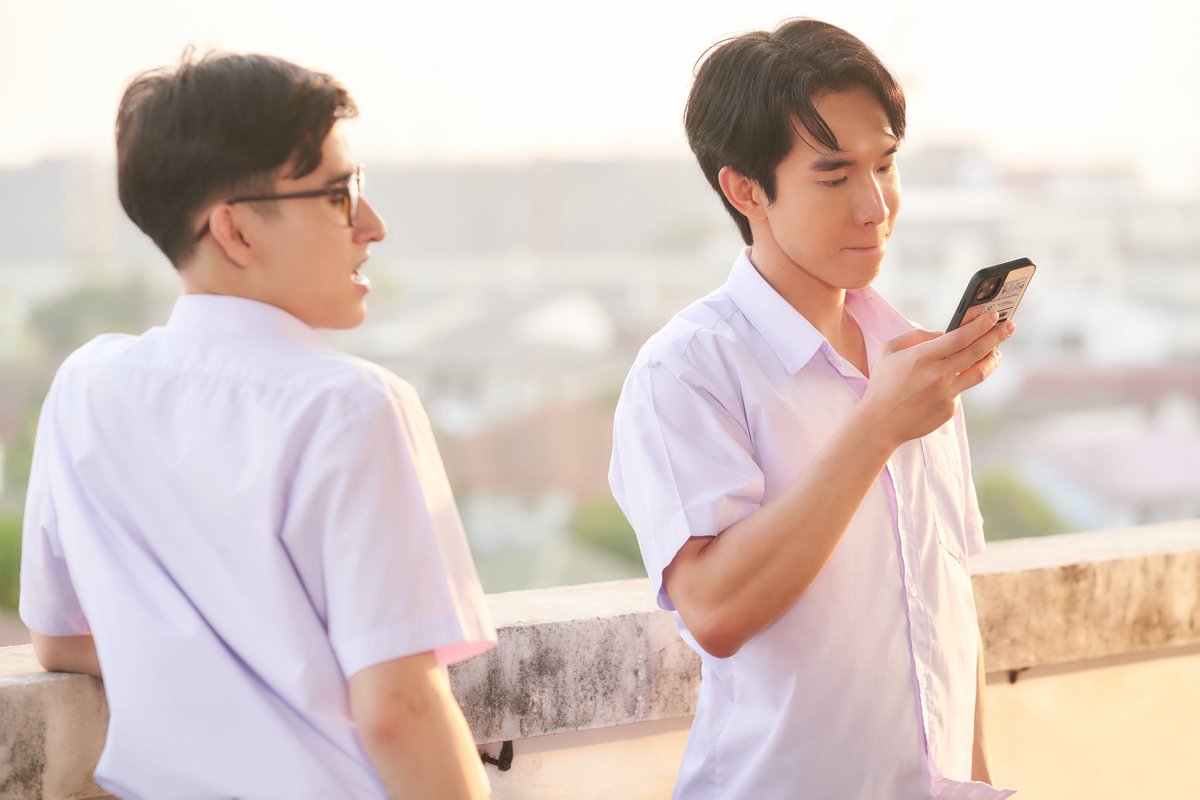 ดูมือถือนานล่ะนะ มาได้ยังงง

EYE CONTACT EPISODE5
#EyeContactEP5