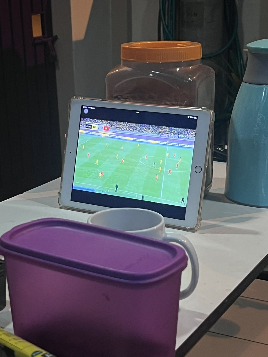 dollahqatar's tweet photo. Lama tak tengok bola. Dulu aku pernah amek satu job ni jadi translator. Client yang hire aku ni dia kata dia sports agent untuk bola sepak. Kerja dia nak scout dgn deal utk jual beli player. Instruction dia bagi aku simple: “act like you’re an escort. Listen and dont talk.” Tapi https://t.co/6nZFz3y5gr