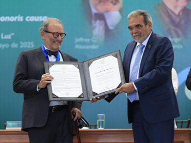 Jeffrey Alexander Receives Honorary Doctorate from the University of Veracruz ccs.yale.edu/news/jeffrey-a…