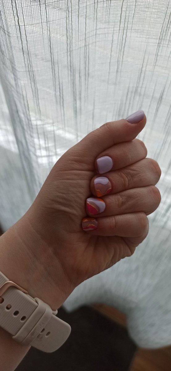 Ser unha chica que se pasou facendo girl boss e acabou sendo médico a veces implica dicirlle á rapaza que me fixo isto que me deixase a uña do dedo índice corta e cas mínimas aristas posibles. Imaxinade a súa cara cando llo dixen sin ningún tipo de contexto.