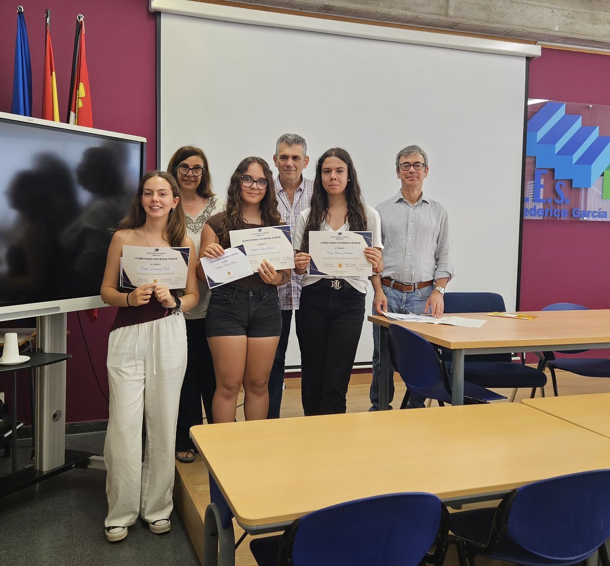 El AMPA del instituto en la Entrega de premios a los participantes en el concurso de fotografía, diseño de agenda escolar, diseño de Journal de París y decoración. Muchas gracias a todos los participantes. <a href="/iesfgb/">IES FGB</a>