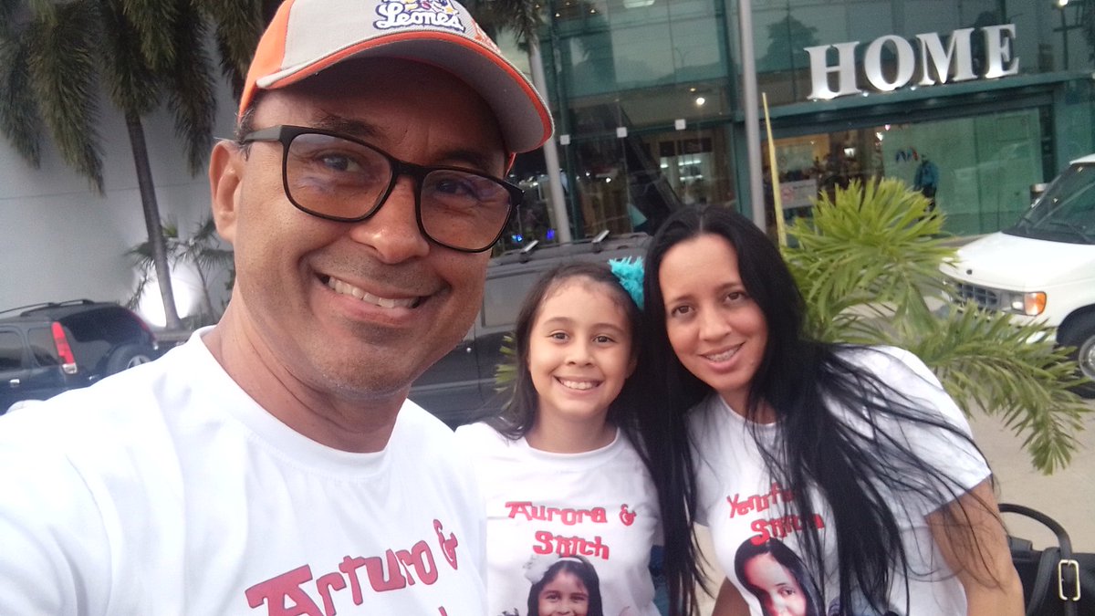 Fuimos a ver la película Lilo &amp; Stich el fin de semana!! De verdad nada desperdiciable, entretenida y con un claro mensaje para todos: "OHANA"!!! 
OHANA significa familia, y la familia no se abandona!!!
#Sambil #Carabobo
#LiloAndStitch