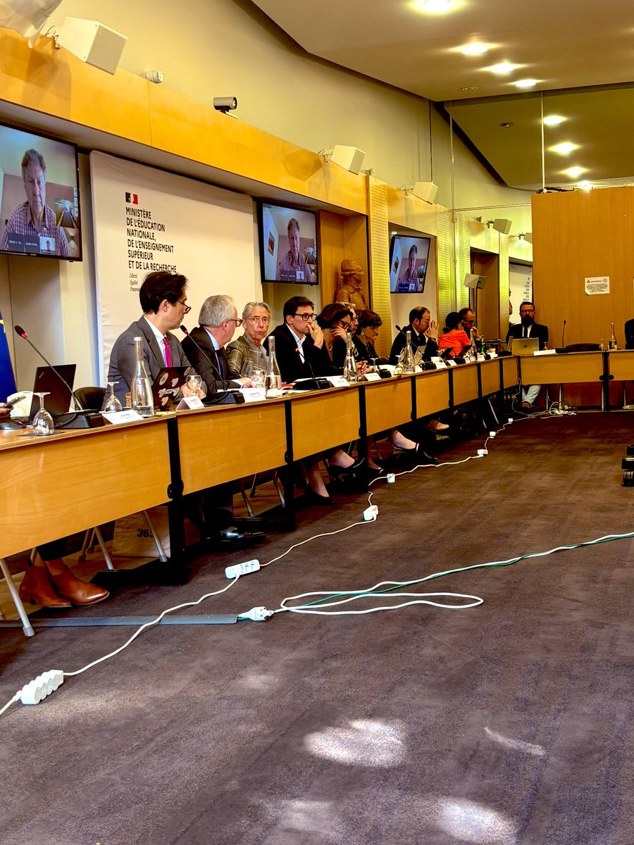 Autour de la Ministre <a href="/Elisabeth_Borne/">Élisabeth BORNE</a> sur le climat scolaire. Nous sommes tous préoccupés par l’assassinat de #Mélanie 🛑STOP aux gesticulations nationales.

Il n’y a pas de solution miracle mais un travail de terrain, à mener ensemble, sur la santé mentale et l’école inclusive.