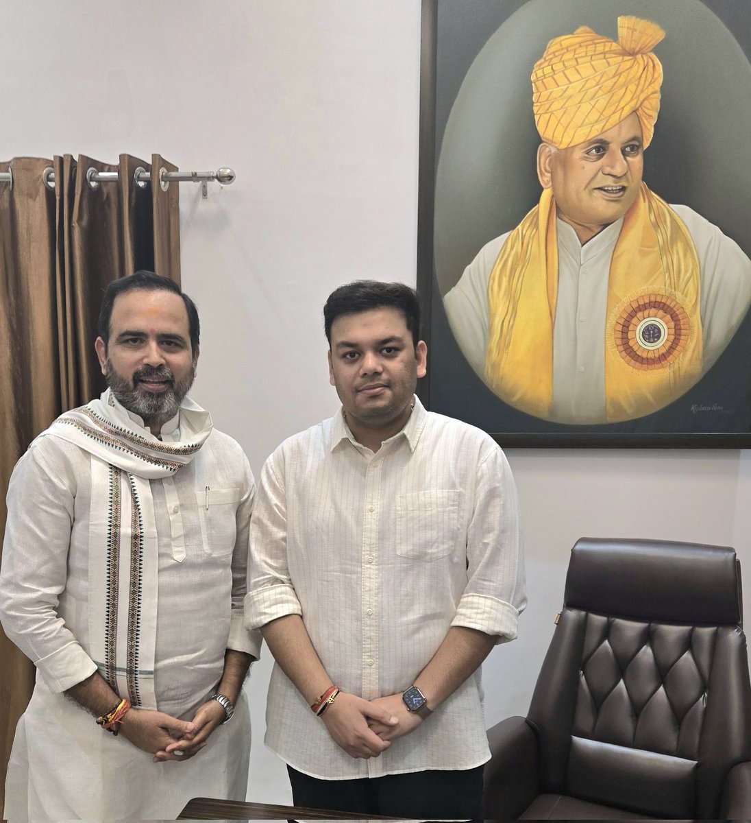 VishuYadav01's tweet photo. भाजपा विधायक आनंद शुक्ला जी का धन्यवाद नई शिक्षक भर्ती मुद्दे पर शिक्षामंत्री जी से मुलाकात किया आपने

साथ ही डायट सैदपुर गाजीपुर से मेरे साथ डीएलएड किए सहपाठी अत्रिमुनि शुक्ला भाई का धन्यवाद जिन्होने विधायक जी को शिक्षामंत्री जी से भर्ती मुद्दे ��र वार्ता के लिए प्रयास किया🙏
(1) https://t.co/UF4vzVVBK0