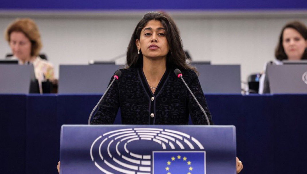 Mediavenir's tweet image. 🇫🇷🇮🇱 ALERTE INFO - Rima Hassan a écrit "FREE PALESTINE" sur les murs de sa cellule de prison en Israël. Elle a ensuite été placée en cellule d’isolement, et a débuté une GRÈVE DE LA FAIM en protestation. (X/AFP)