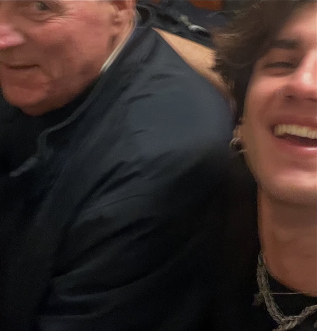 PlayTheSilence_'s tweet image. Le cose che lo rendono felice = 
Il nonno
I genitori
Francesca
La musica 
Gli amici
Sta tutto qui.🥹
#JSol #Amici24