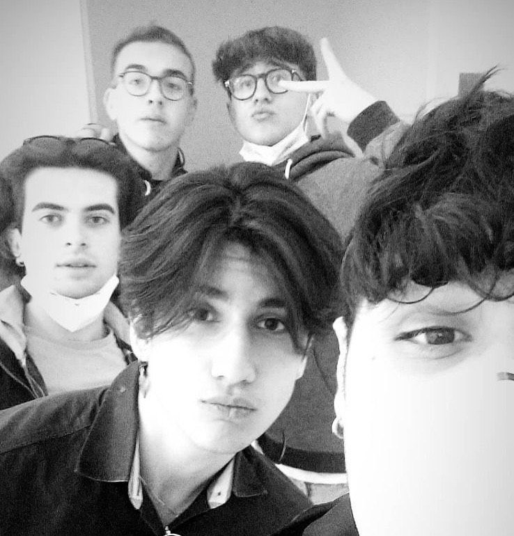 PlayTheSilence_'s tweet image. Le cose che lo rendono felice = 
Il nonno
I genitori
Francesca
La musica 
Gli amici
Sta tutto qui.🥹
#JSol #Amici24