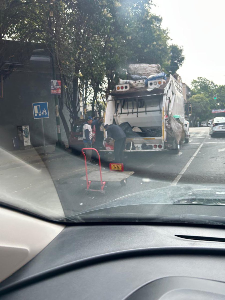 yoseling87's tweet photo. @BJAlcaldia ¿no hay un lugar mejor para clasificar la basura ? Obstruyen el tráfico diariamente https://t.co/fnQEohsuBU