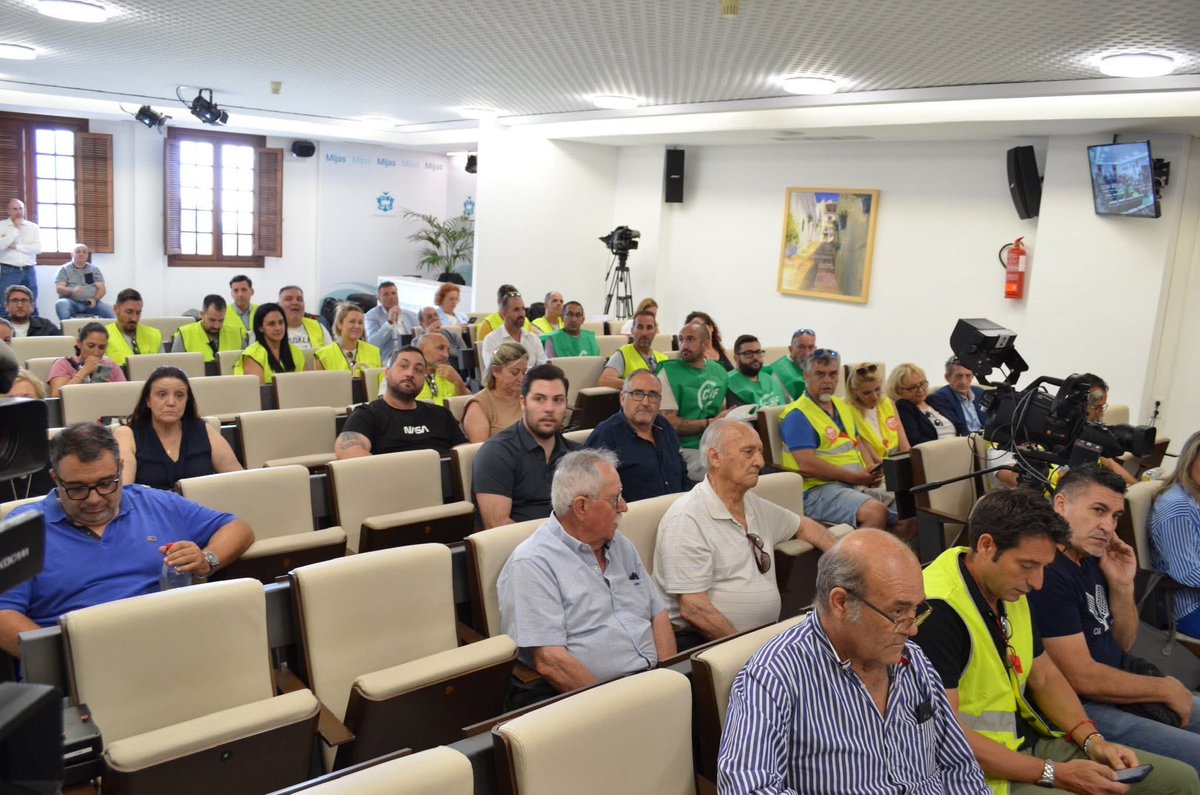 Policías y bomberos de Mijas se concentran ante la falta de respuesta de Ana Mata  

Nuestro apoyo a los compañeros y compañeras de estos dos cuerpos de seguridad que hoy han reclamado más personal y mejoras en infraestructuras y equipamiento 💪