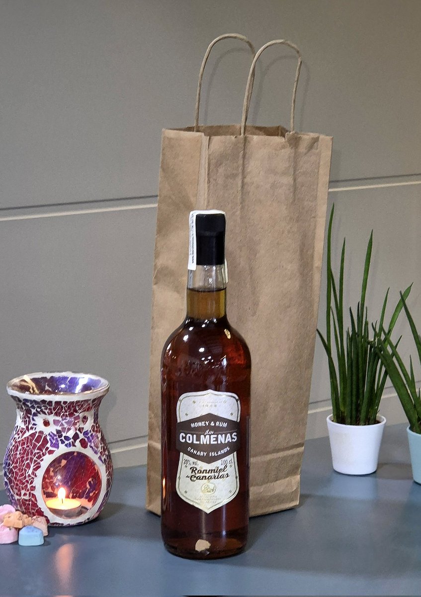 Wat een geweldige verrassing uit Noordwijk! Een prachtige fles honing en rum uit Canarische Eilanden. Heerlijk.