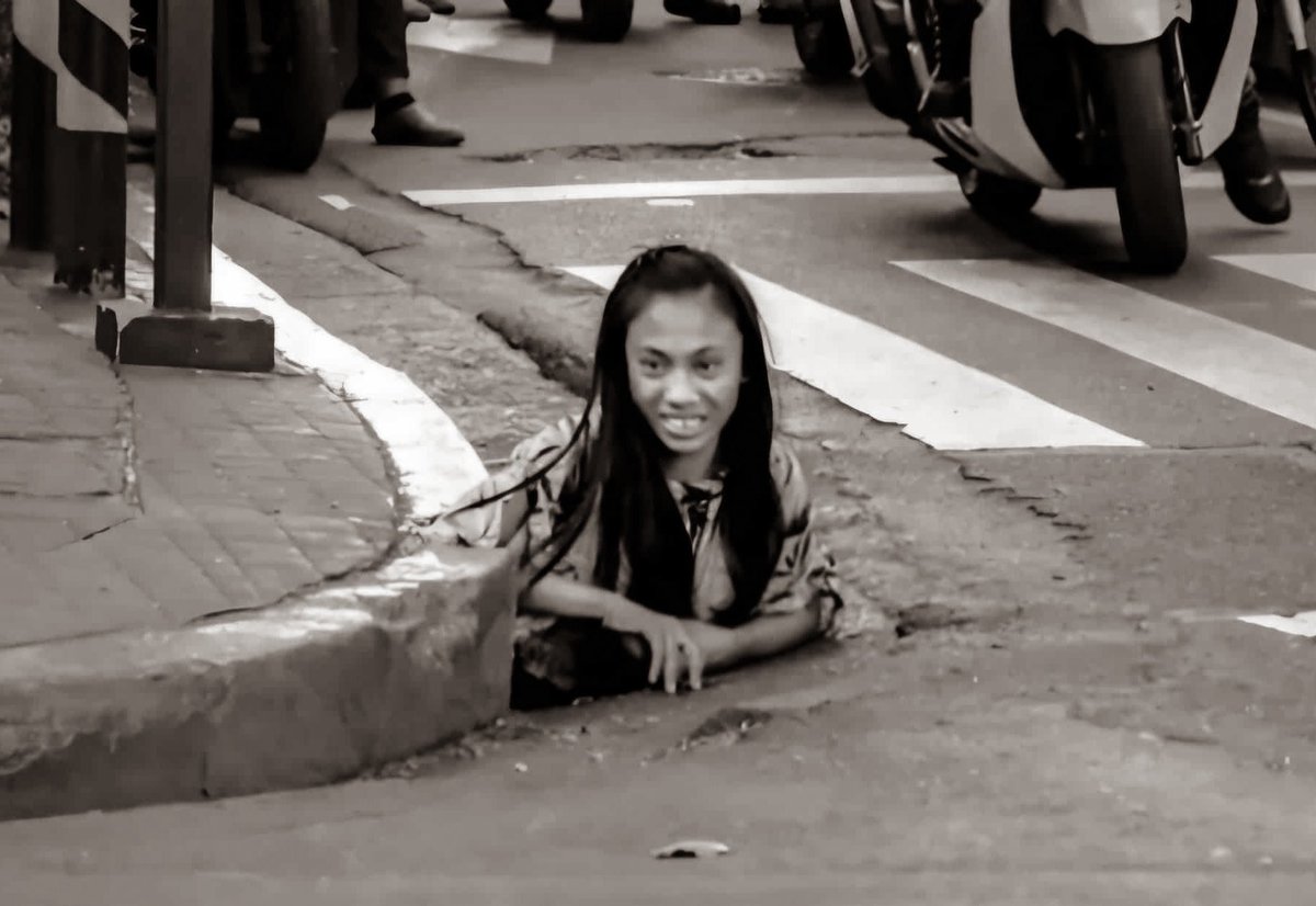 Enzoomnia's tweet photo. A rare photo of a brave Filipina spy successfully infiltrating a Japanese fortress during the Philippine Guerrilla Resistance of the World War II

Circa. 1900

#RP612fic https://t.co/mKXqJsKO3I