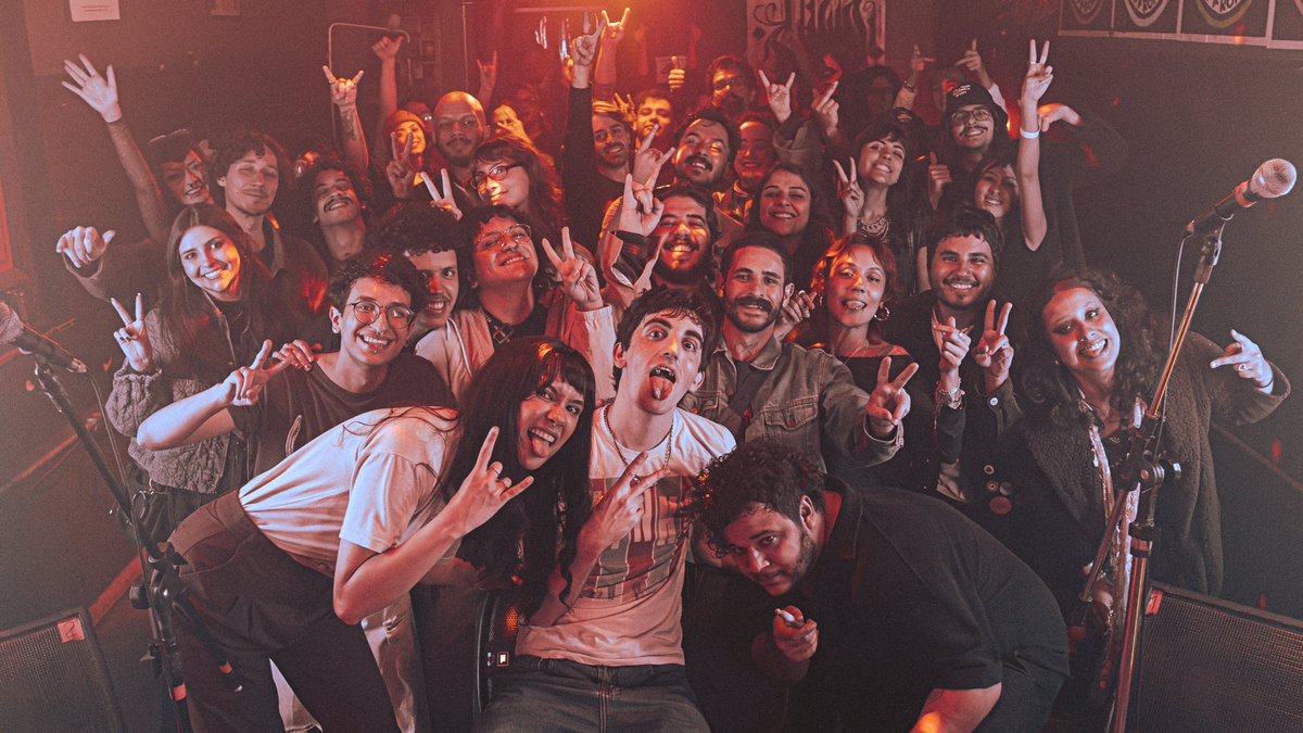 passando aqui pra agradecer todo mundo que foi no show no fffront na sexta, foi lindo! um dia que vai ficar na nossa lembrança por muito tempo ❤️

valeu <a href="/bandaturmallina/">Turmallina</a> <a href="/celacantowav/">celacanto</a> e gato lobo pelo rolê e pelos shows incríveis!

e fim de semana tem maisss

📸 <a href="/guspalmatuiter/">Gus Palma</a>