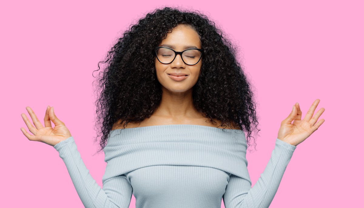 What rarely reaches your feed is the trial-by-fire that every lash pro faces in the first year: twitchy clients, humidity nightmares, adhesives that betray you mid-set, and the creeping self-doubt that maybe you’re just slow. 

meccaartistry.com/7-hard-won-les…