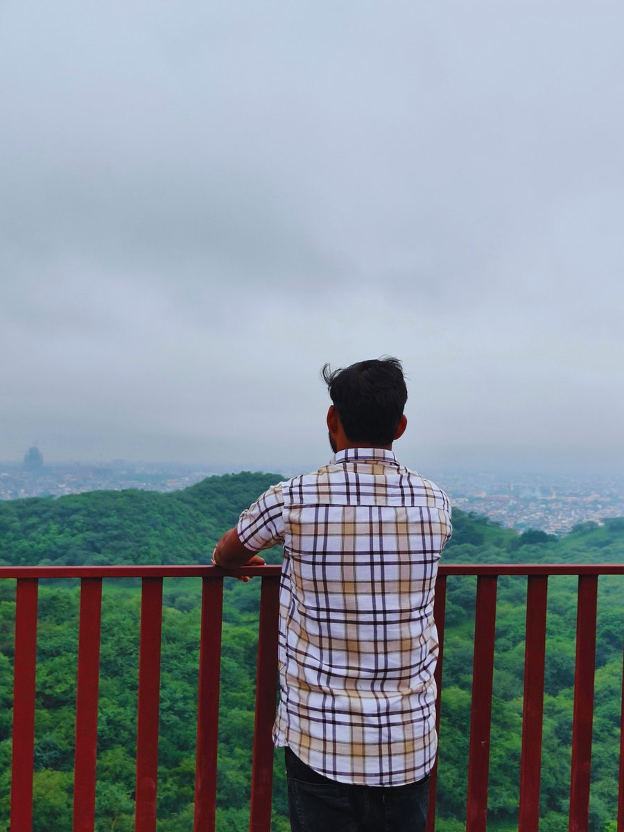💫बात सच्ची है लेकिन कड़वी है 💫
दोस्तों आप और हम निर्वस्त्र आये थे निर्वस्त्र ही जायेंगे।अपन कमज़ोर आये थे अपन कमज़ोर ही जायेंगे अपन बिना धन-संपदा के आये थे आप बिना धन-संपदा के ही जायेंगे आपने पहला स्नान भी स्वंय नहीं किया आपका अंतिम स्नान भी आप स्वंय नहीं कर पायेंगे।यही सच्चाई