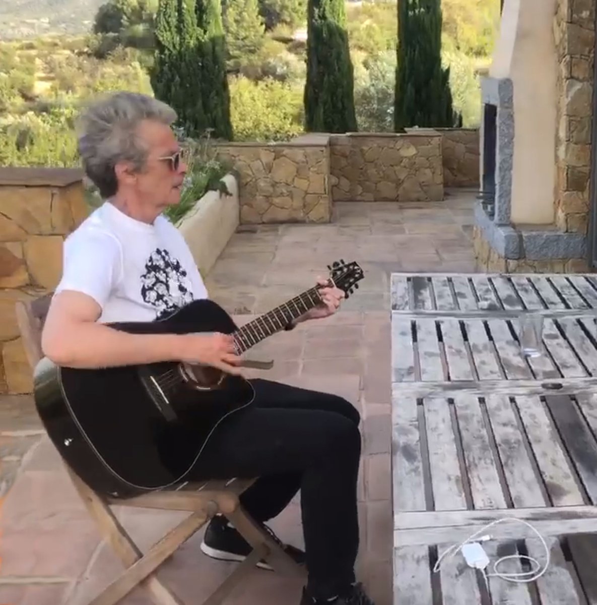 brinatello's tweet photo. June 11 is #MakingLifeBeautifulDay, to help others enjoy what life has to offer. For years I'd use #PeterCapaldi as examples of inspiration because of his positive influence. He draws βοΈ plays guitar πΈ and makes us laugh π whenever acting silly. π€ͺ He's a very joyful person! π https://t.co/TmqwpNVomV