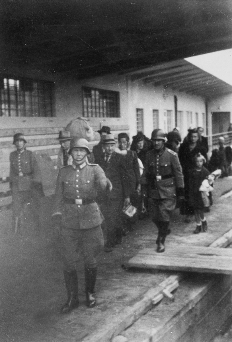 Nemci so takoj po osvoboditvi leta 1941 začeli umikati ljudi na varno v Srbijo in Nemčijo, da jih zaščitijo pred komonističnim nasiljem in povojnimi poboji. Tudi naši  fantje od fare so  jim zavzeto pomagali. V zlagani komonistični zgodovini so bili to "izgnanci".
dr. Mozhina TVS