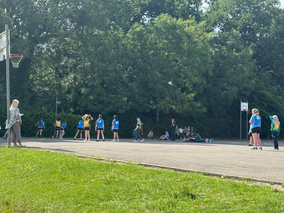 The Netball team had a game yesterday against Bromet school. The girls were unlucky with the score but played really well as a team 🏐 Well done team💪🏼