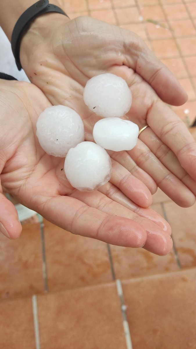 rovaal74's tweet photo. @meteomostoles granizada brutal en serranillos de valle hace 30 minutos. https://t.co/6HAXsRPbJS