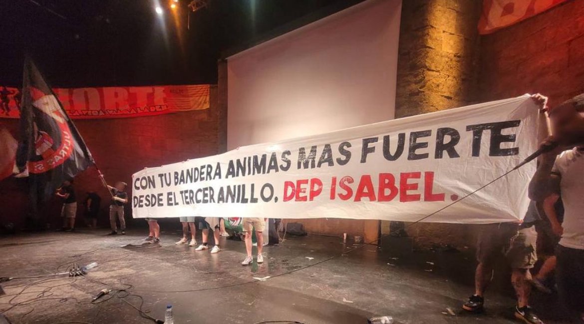 Algo que ha pasado casi por encima de la fiesta de Biris Norte fue el recuerdo a nuestra Isabel. 
Como nos dijo un familiar que estaba allí, seguro que está orgullosa de que su grupo se haya acordado de ella.