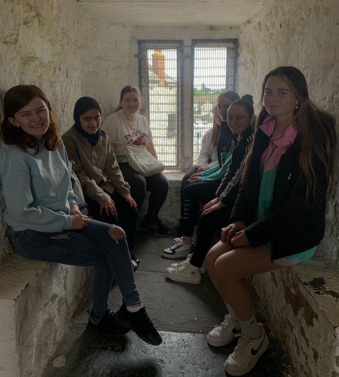 colnanonagle's tweet image. Step back in time! 🏰 Students enjoyed a fascinating visit to King John’s Castle, complete with a tour of the historic grounds and a chance to dress up and recreate medieval life.