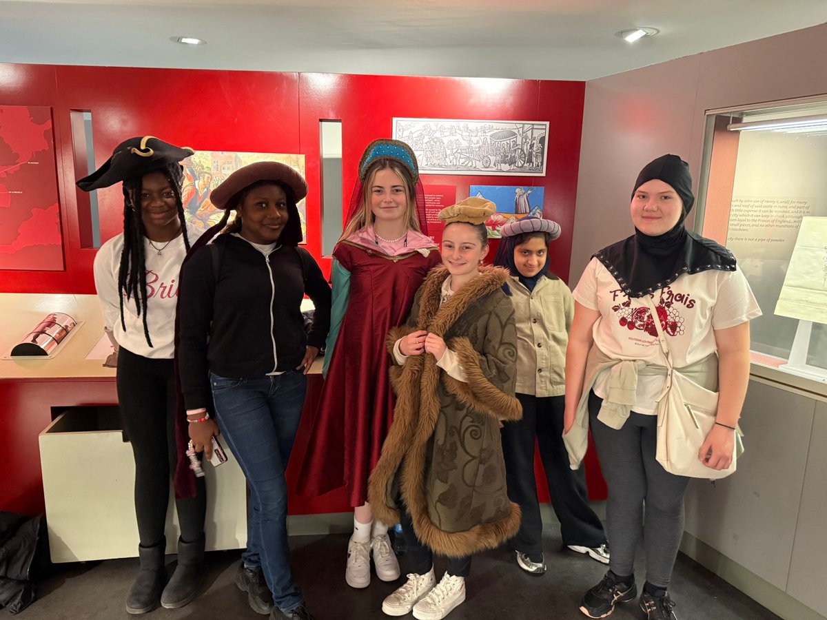 colnanonagle's tweet image. Step back in time! 🏰 Students enjoyed a fascinating visit to King John’s Castle, complete with a tour of the historic grounds and a chance to dress up and recreate medieval life.