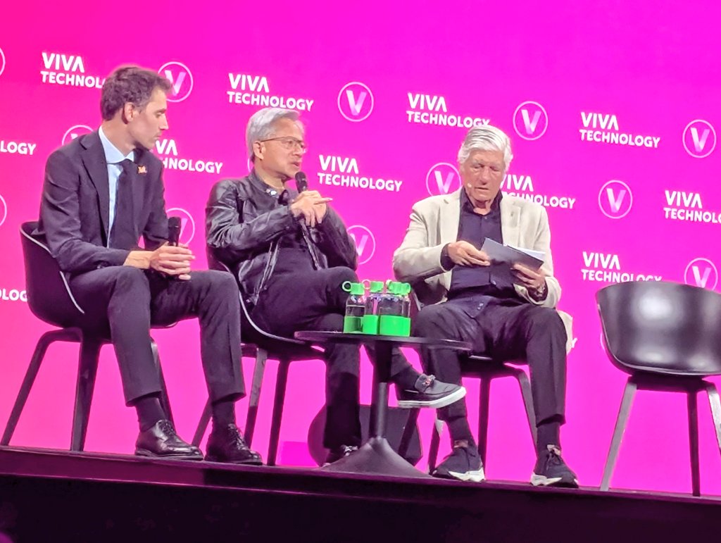 pierrepinna's tweet image. At #Vivatech - live
@nvidia CEO Jensen Huang
👇
&quot; @MistralAI has great talentuous scientist team, and great leaders as @arthurmensch here on stage with us, yes they have all of that, and that&apos;s why I with NVIDIA helped them! &quot;

#GenAI #Collaboration 
#BNPPInnovationNest

Cc…