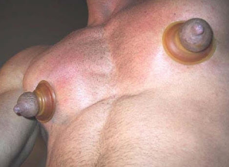 Dimanche 15 juin, rejoins-nous pour une après-midi "TITS &amp; BALLS".
Loin des pieux et des chastes, les corps s'offriront dans un ballet de désirs bruts.
Dans l'antre du Keller, où le désir monte
L'écho de nos désirs se fait soupir.
C'est dès 17h au Keller 75011 dimanche 15 juin.