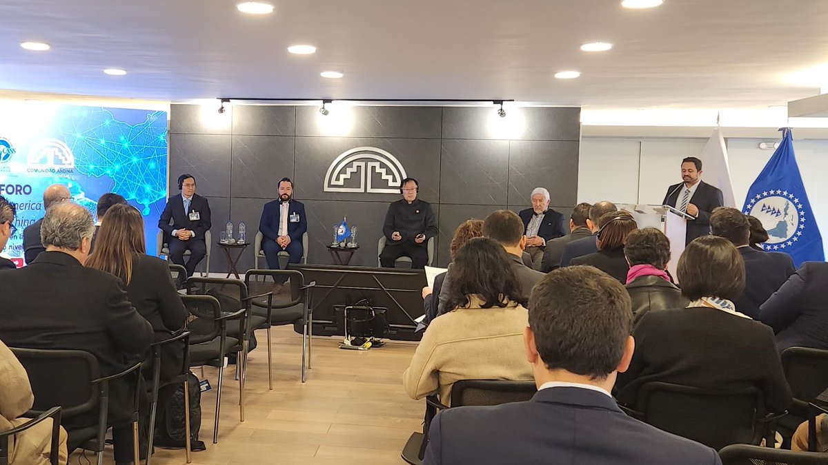 🔴 #AHORA I En el “II Foro de Desarrollo de América Latina y el Caribe con China” 🌎🤝🇨🇳, se desarrolla el Panel 1 sobre Intercambio y apreciación mutua de experiencias de modernización, bajo la moderación de Sergio Rivero, Oficial de Asuntos Económicos de la <a href="/cepal_onu/">CEPAL</a>, con la