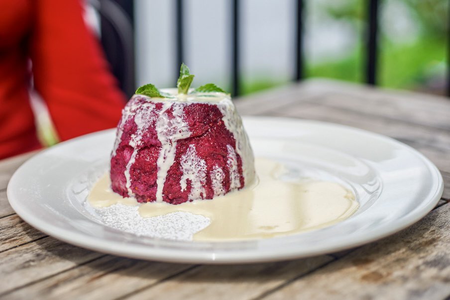 WhiteHartBarnes's tweet photo. Berries, custard, and a view of the river. Dessert doesn’t get more idyllic than this. ☀️🍓 

#SW13
#barnes
#river
#london 
#thamesriver 
#SweetByTheWater https://t.co/4pAdhvUJiN
