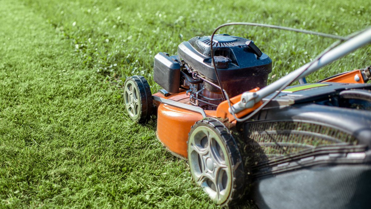 Lawn mower safety matters—especially with kids around. 👀 No passengers, no playing nearby, and no mowing until they’re ready (12+ for push, 16+ for riding). For more tips: uihc.pulse.ly/ynpnanqyte