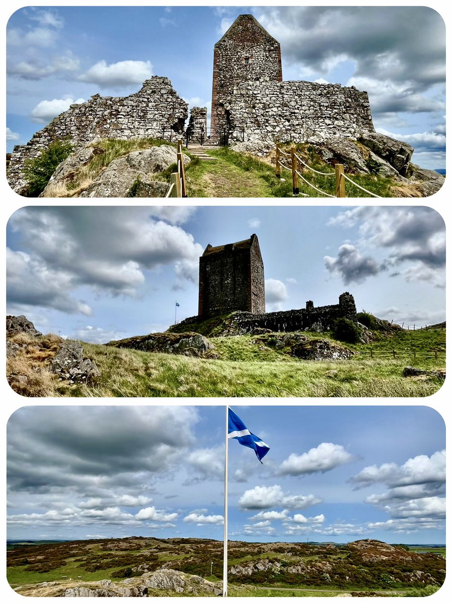 sw37xx's tweet image. 📸 ~  Smailholm Tower &amp;amp; the beautiful  
            view, from the top! 🏴󠁧󠁢󠁳󠁣󠁴󠁿😍🏴󠁧󠁢󠁳󠁣󠁴󠁿

#ScottishBorders #exploring #historical 

Have a nice evening, everyone! 🩵💙🩵